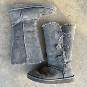 UGG Bailey Button Triplet II Gray Shearling boot